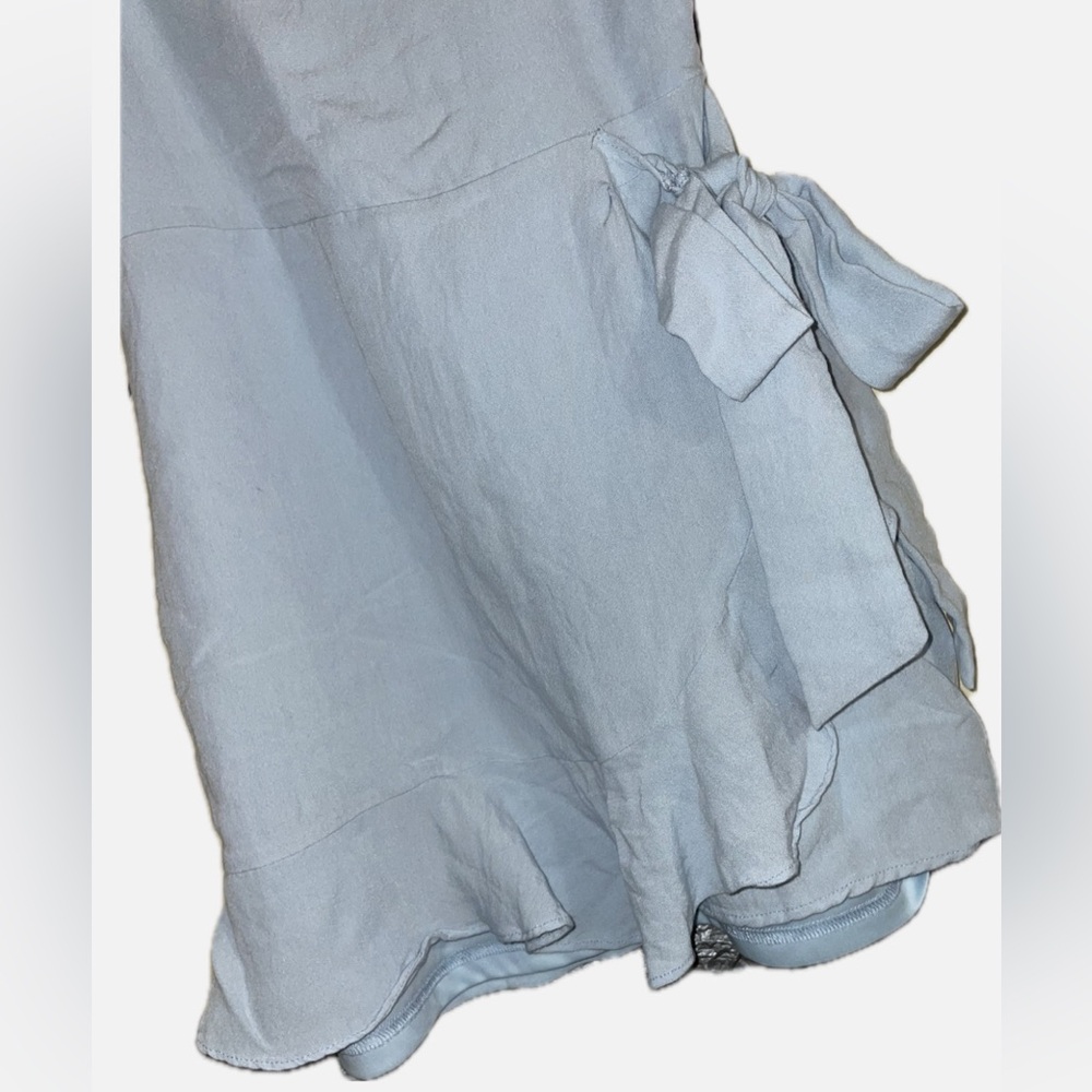 Light Blue Sleeveless Dress with Bow - Picture 2 of 3